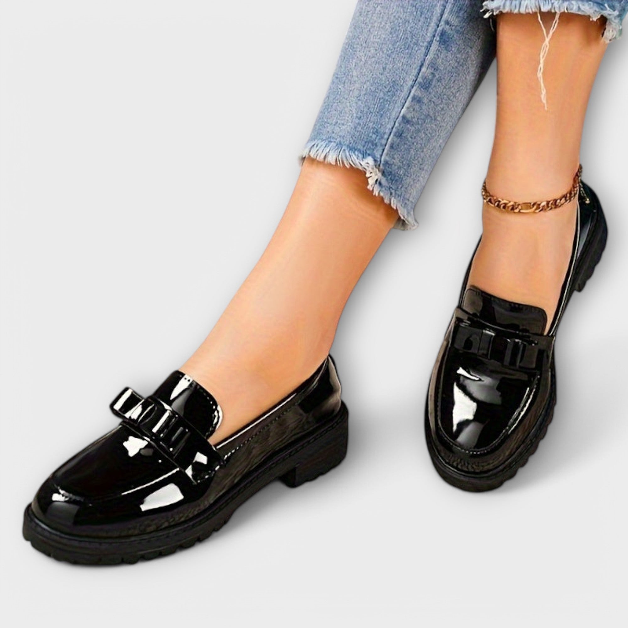 Mocasines Femeninos Negros en Charol con Lazo