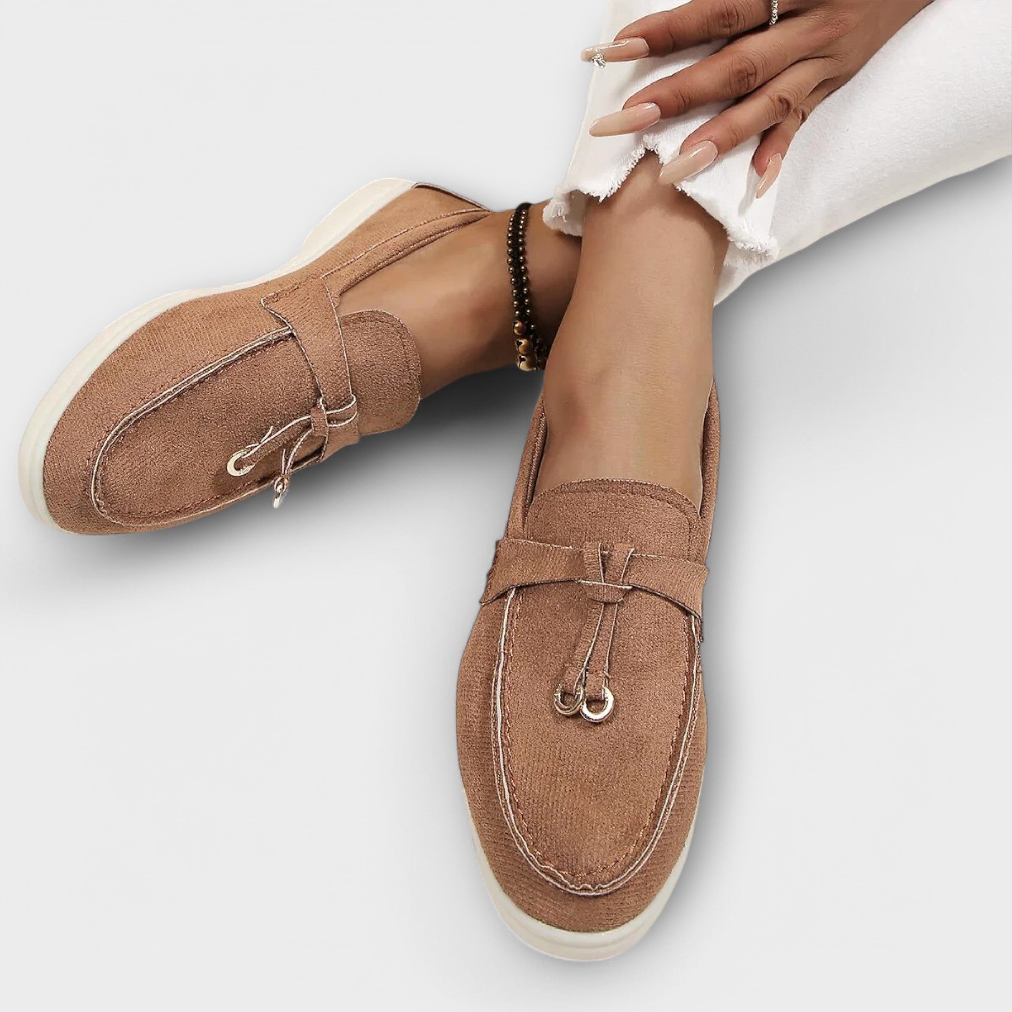 Mocasines Femeninos Beiges con Cordón Decorativo